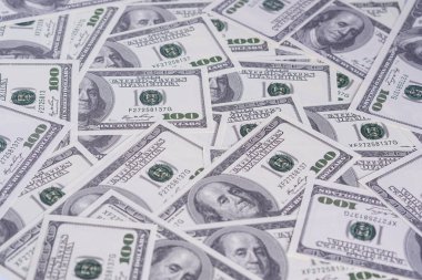Arka plan olarak 100 dolarlık üst manzara yığını. Amerikan doları dokusu. Metin için boşluk