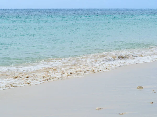 泰国普吉岛海滩上美丽而柔和的海浪白色泡沫 案文的篇幅 — 图库照片