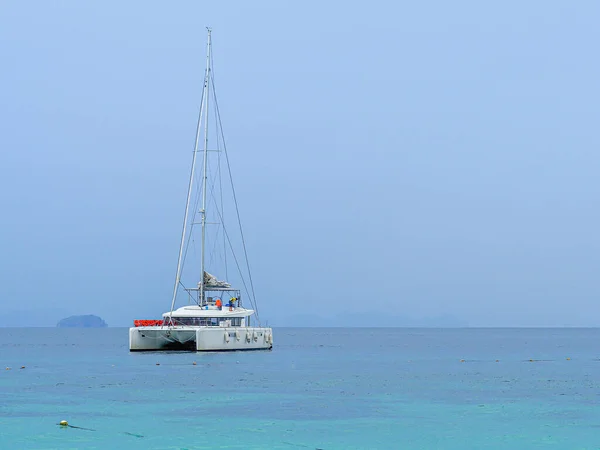 Paisaje Marino Hermoso Superficie Mar Azul Brillante Con Yate Blanco — Foto de Stock