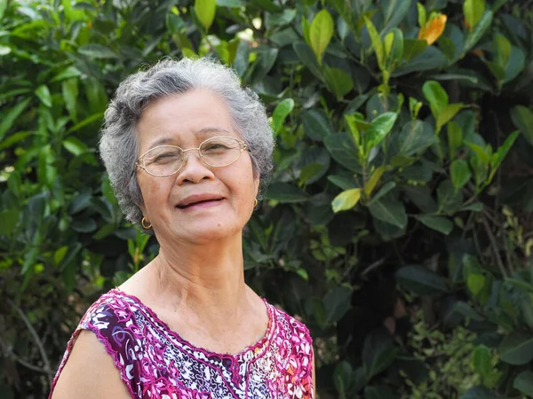 Mujer Asiática Mayor Con Pelo Blanco Corto Sonriendo Mirando Cámara — Foto de Stock