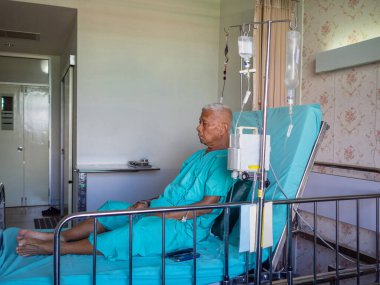 Hastanedeki anemi tedavisi sırasında kıdemli hasta kan veriyor. Hastanede yatağında yatan yaşlı bir hasta. Sağlık hizmeti kavramı