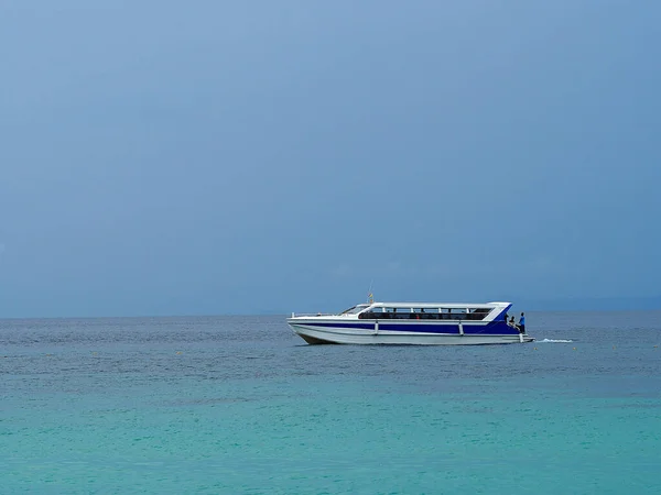 Paisaje Marino Hermoso Superficie Mar Azul Brillante Con Flotante Barco — Foto de Stock