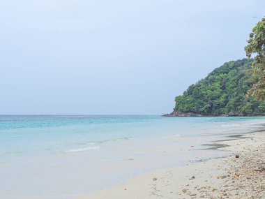 Tayland, Phuket sahilinde güzel, yumuşak bir deniz dalgası. Metin için boşluk