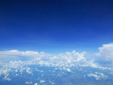 Uçak penceresinden görülen bulutlu hava manzarası. Metin için boşluk