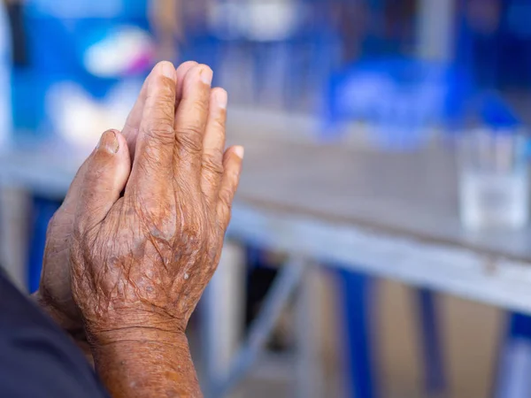 Primo Piano Delle Mani Delle Rughe Dell Anziano Asiatico Spazio — Foto Stock