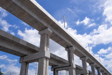 Bangkok, Tayland 'daki BTS Skytrain raylarının alt görüntüsü. Güzel bir gökyüzü ve bulutlu bir arka plan. Tecrübeli bir şirketin inşaatı ile güçlü bir beton yapı inşa edildi. 