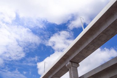 Bangkok, Tayland 'daki BTS Skytrain raylarının alt görüntüsü. Güzel bir gökyüzü ve bulutlu bir arka plan. Tecrübeli bir şirketin inşaatı ile güçlü bir beton yapı inşa edildi. 