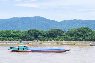 Chiang Saen 'deki Mekong Nehri' ndeki tekne, Chiang Rai, Tayland. Doğanın güzel manzarası.