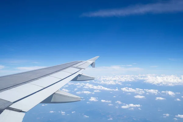 Hermosa Vista Panorámica Sobre Cielo Azul Desde Ventana Avión Volando — Foto de Stock