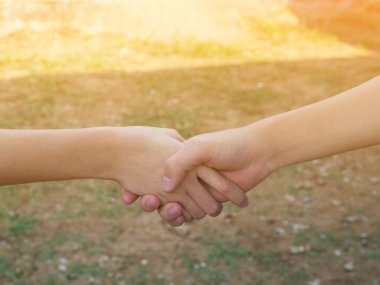 Doğa arkaplanlı el sıkışma