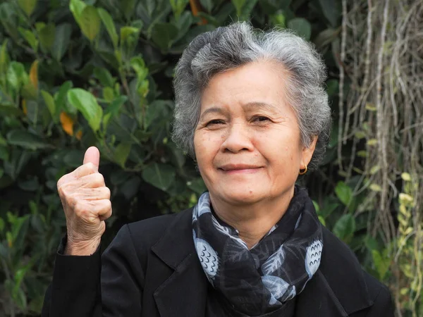 Una Mujer Asiática Mayor Con Pelo Blanco Corto Sonriendo Mirando — Foto de Stock