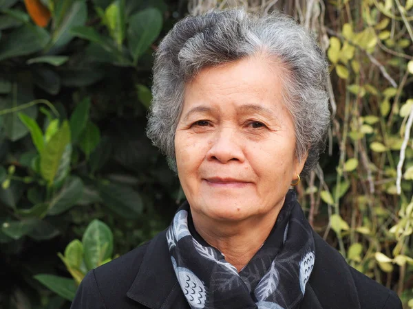 Una Mujer Asiática Mayor Con Pelo Blanco Corto Sonriendo Mirando — Foto de Stock