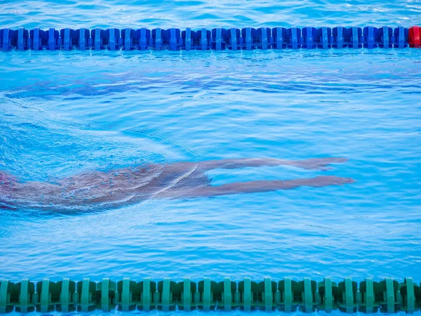 Jongeman Het Zwemmen — Stockfoto