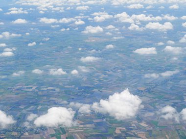 Uçak penceresinden görülen bulutlu hava manzarası. Metin için boşluk