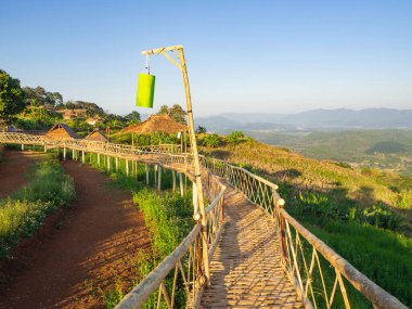 Bambu köprüsünün doğası böyle. Metin için alanı olan güzel doğa