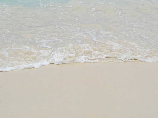 泰国普吉岛海滩上美丽而柔和的海浪泡沫 为Tex留出的空间 — 图库照片