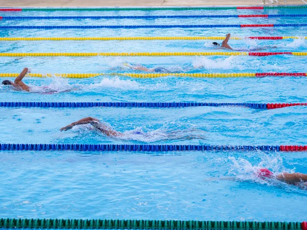 年轻男子在比赛中游泳 体育的概念 案文的篇幅 — 图库照片