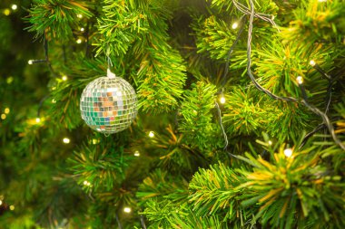 Parlak ve soyut, ışıldayan parıltılı arkaplan ile Noel ağacında bulanık ve bulanık.