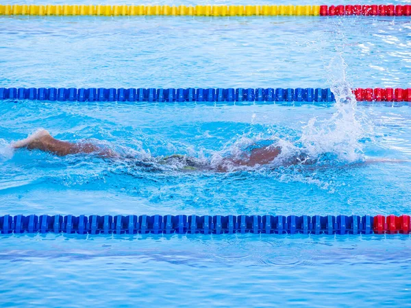 Der Junge Mann Schwimmt Wettkampf Konzept Des Sports Raum Für — Stockfoto