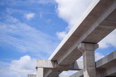 Bangkok, Tayland 'daki BTS Skytrain raylarının alt görüntüsü. Güzel bir gökyüzü ve bulutlu bir arka plan. Şirket deneyiminden yola çıkarak güçlü bir beton yapıyla inşa edilmiş.