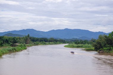 Tayland, Chiang Rai 'deki Rim Kok nehrinde tekne. Metin için boşluk