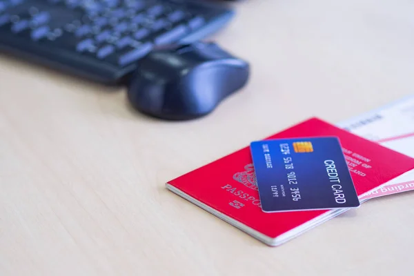 Mavi Kredi Kartının Yakın Çekimi Pasaport Uçak Biletine Konuyor Yolculuğa — Stok fotoğraf