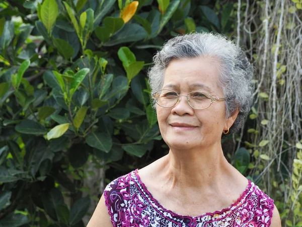 Una Mujer Asiática Mayor Con Pelo Blanco Corto Sonriendo Mirando — Foto de Stock