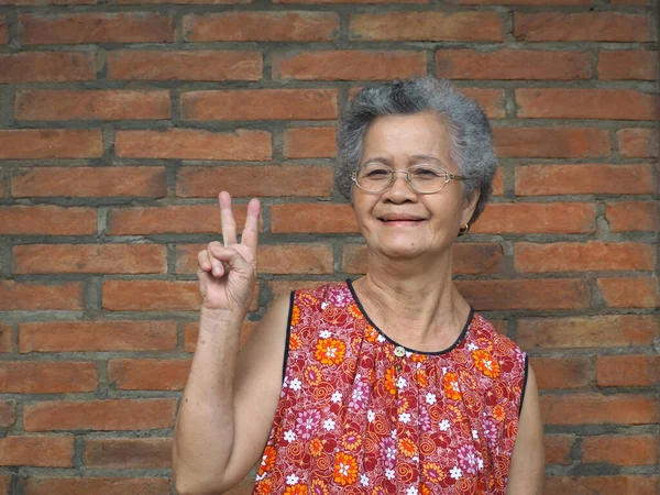 Retrato Una Anciana Asiática Sonriendo Mirando Cámara Mostrando Los Dedos —  Fotos de Stock