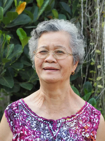 Una Mujer Asiática Mayor Con Pelo Blanco Corto Sonriendo Mirando — Foto de Stock