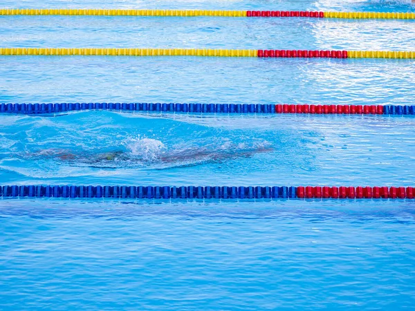 Der Junge Mann Schwimmt Wettkampf Konzept Des Sports Raum Für — Stockfoto