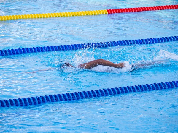 Fiatalember Úszik Versenyben Sport Fogalma Szöveg Helye — Stock Fotó