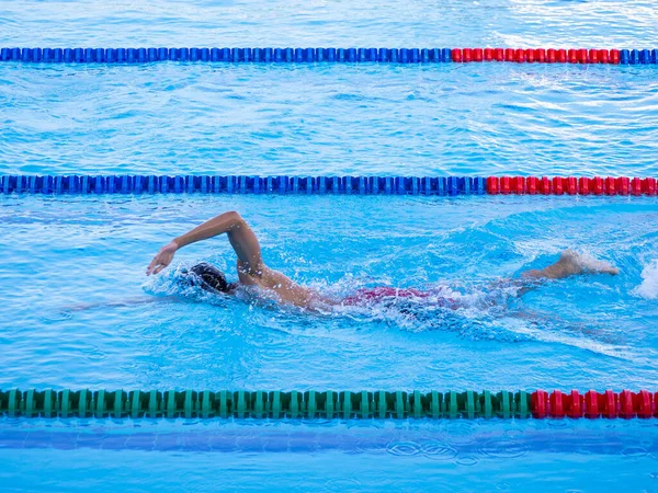 Jongeman Zwemt Competitie Het Begrip Sport Ruimte Voor Tekst — Stockfoto