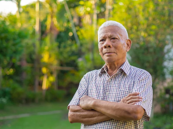 Retrato Los Brazos Hombre Mayor Cruzados Mirando Hacia Otro Lado — Foto de Stock