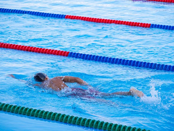 Ein Junger Mann Schwimmt Einem Freibad Nahaufnahme Konzept Von Sport — Stockfoto