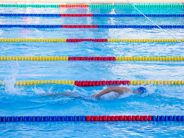 Joven Nadando Una Piscina Aire Libre Fotografía Cerca Concepto Deporte — Foto de Stock