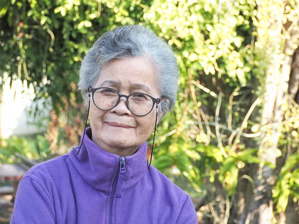 Mujer Asiática Mayor Con Pelo Blanco Corto Sonriendo Mirando Cámara — Foto de Stock