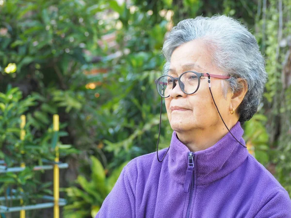 Mujer Asiática Mayor Con Pelo Blanco Corto Sonriendo Mirando Hacia — Foto de Stock