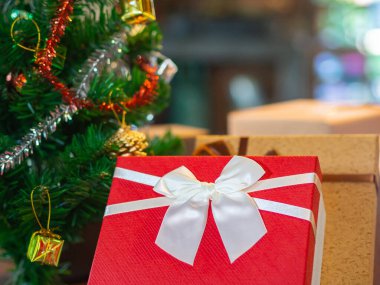 Bulanık arka planda Noel hediyesi kutusu. Noel Konsepti