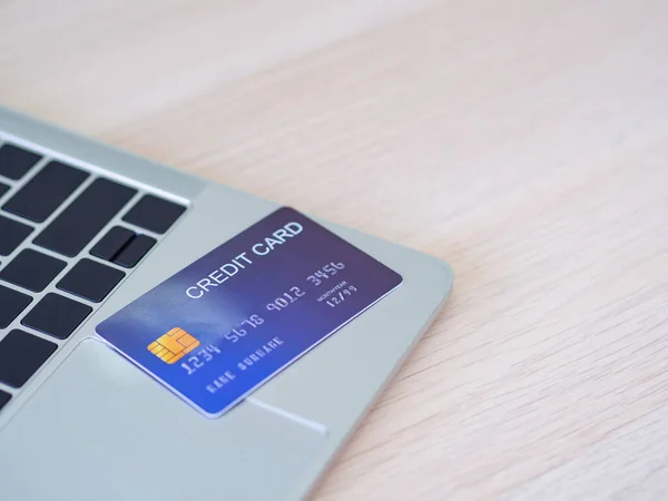 Modrá Kreditní Karta Umístěna Notebooku Připravte Line Nakupování Platby Kreditní — Stock fotografie