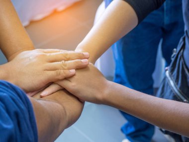 El ele tutuşmanın en üst görüntüsü. Birlik ve takım çalışması kavramı.