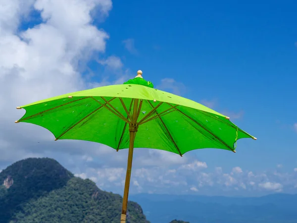 Nahaufnahme Eines Grünen Großen Regenschirms Vor Wunderschönem Blauen Himmel Und — Stockfoto