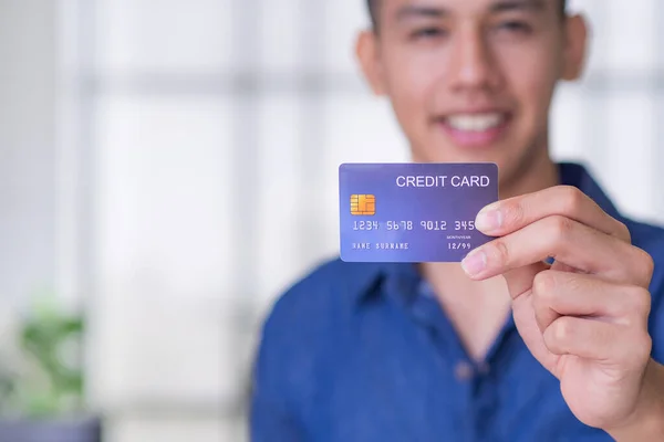 Mladý Muž Modrou Kreditní Kartou Připravuje Nakupování Online Prostor Pro — Stock fotografie