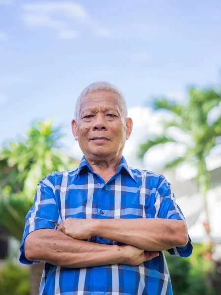 Retrato Hombre Mayor Con Una Camisa Azul Con Los Brazos — Foto de Stock