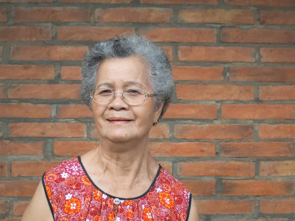 Una Anciana Asiática Sonriendo Mirando Cámara Mientras Está Pie Con — Foto de Stock