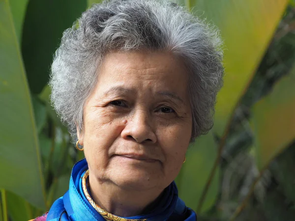 Mujer Asiática Mayor Con Pelo Blanco Corto Sonriendo Mirando Cámara — Foto de Stock