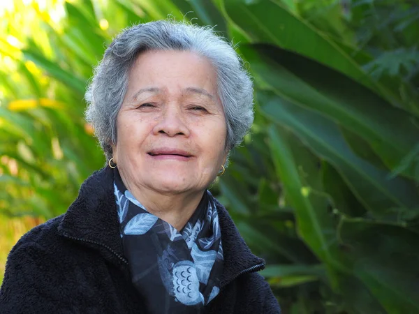 Mujer Asiática Mayor Con Pelo Blanco Corto Sonriendo Mirando Cámara — Foto de Stock