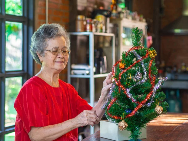 Mujer Asiática Mayor Decorando Árbol Navidad Con Cintas Blancas Rojas — Foto de Stock