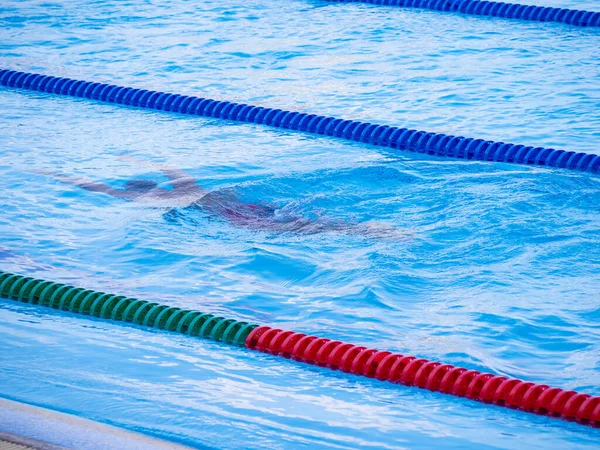 Ein Junger Mann Schwimmt Einem Freibad Nahaufnahme Konzept Von Sport — Stockfoto