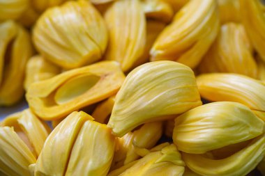 Bir tepside olgunlaşmış, yenmeye hazır bir meyve yığınının yakın çekimi. Sağlık için meyve.