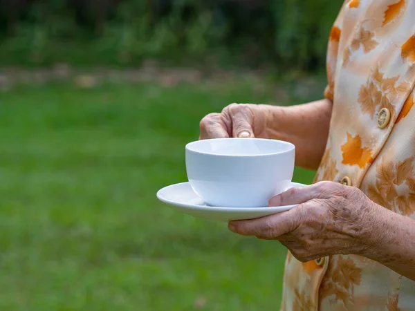 Primer Plano Las Manos Una Mujer Mayor Sosteniendo Una Taza —  Fotos de Stock